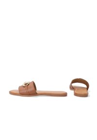 Braune Leder-Sandalen mit zwei horizontalen Riemen und einem goldenen Hardware-Akzent. Flache Sohle mit glatter Textur und offenem Rückendesign.