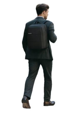 Sac à dos noir avec un dos rembourré, au design rectangulaire épuré et des bretelles ajustables, porté sur le dos par une personne en costume, affichant un logo minimaliste.