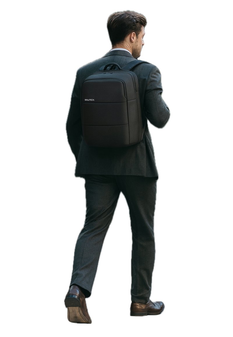 Mochila negra con respaldo acolchado, diseño rectangular elegante y correas ajustables, llevada en la espalda por una persona con traje, mostrando un logo minimalista.