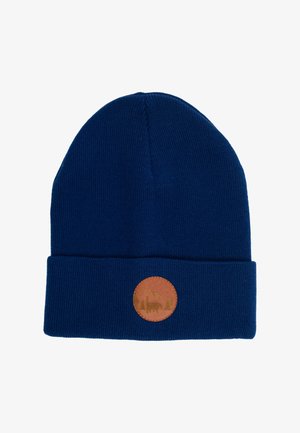 Niebieska wełniana czapka z podwinięciem i okrągłą skórzaną łatą w odcieniu tan, na której widnieje wzór zwierzęcia. Miękka tekstura, klasyczny kształt.