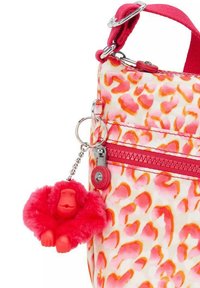 Borsa compatta con stampa leopardata rosa e arancione. Caratterizzata da una cerniera rossa, una tracolla e un portachiavi a forma di scimmia in peluche. Realizzata in materiale sintetico resistente.