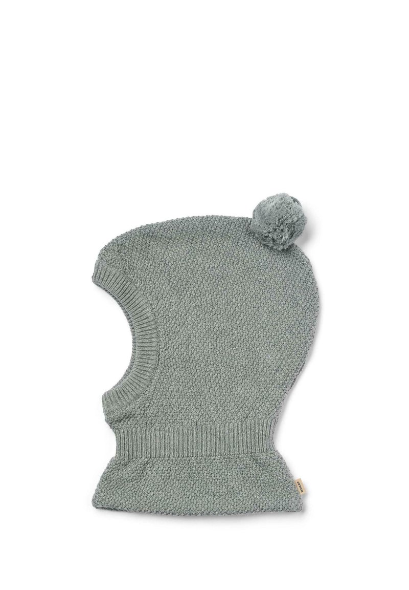 Gorra balaclava de punto gris claro con un pompón redondo en la parte superior y bordes acanalados, que presenta un patrón de textura suave en todo su diseño.