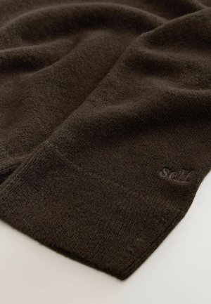 Brązowa dzianina o miękkiej fakturze, z delikatnym detalem logo. Materiał wydaje się gruby i ciepły, odpowiedni na zimną pogodę.