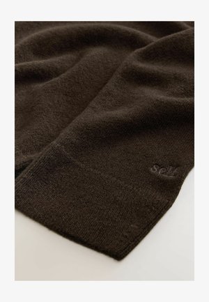 Tissu en tricot marron avec une texture douce, présentant un détail de logo subtil. Le matériau semble épais et chaud, adapté aux temps froids.