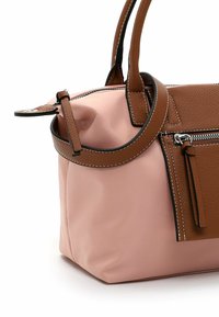 Braune Ledertasche mit rosa Nylonakzenten, ausgestattet mit einer Reißverschlusstasche, kontrastierenden Nähten und strukturierten Griffen. Kompakte Bauweise.