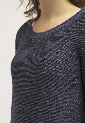 Dunkelblauer, gestrickter Pullover mit strukturiertem Muster, weitem Ausschnitt und sichtbaren Nähten, der einen lässigen Schnitt und weiches Material bietet.