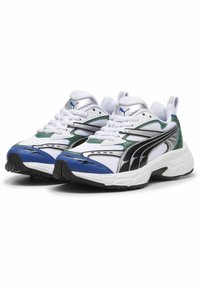 Le sneakers sportive bianche presentano una tomaia in rete e sintetico con accenti blu, verdi e neri, suola testurizzata e collo imbottito.