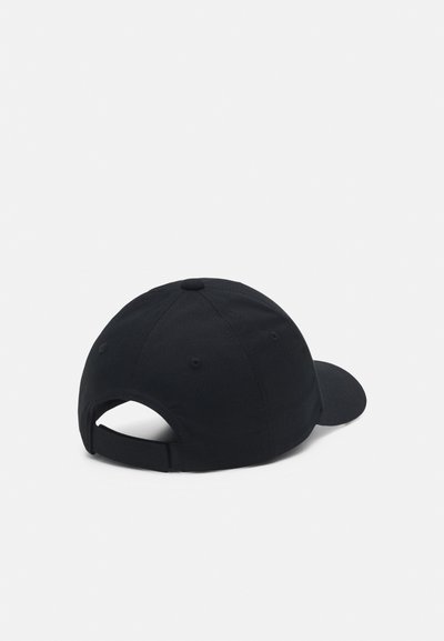 Casquette noire avec une couronne arrondie, une visière courbée et une sangle ajustable à l'arrière. Fabriquée en tissu coton avec des détails de couture sans couture.