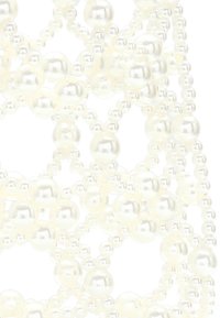 Vita pärlor av olika storlekar arrangerade i ett trassligt mönster, med en glänsande yta och slät textur.