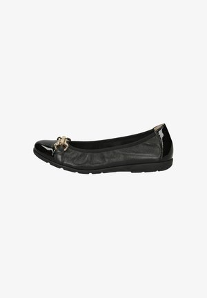 Schwarze flache Schuhe mit einer glänzenden Lackspitze, strukturiertem schwarzen Obermaterial, goldener Kettenakzent und einer flexiblen schwarzen Sohle.