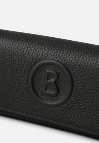 Portafoglio in pelle nera con superficie testurizzata, caratterizzato da un logo debossato circolare al centro. Bordo cucito e design minimalista.