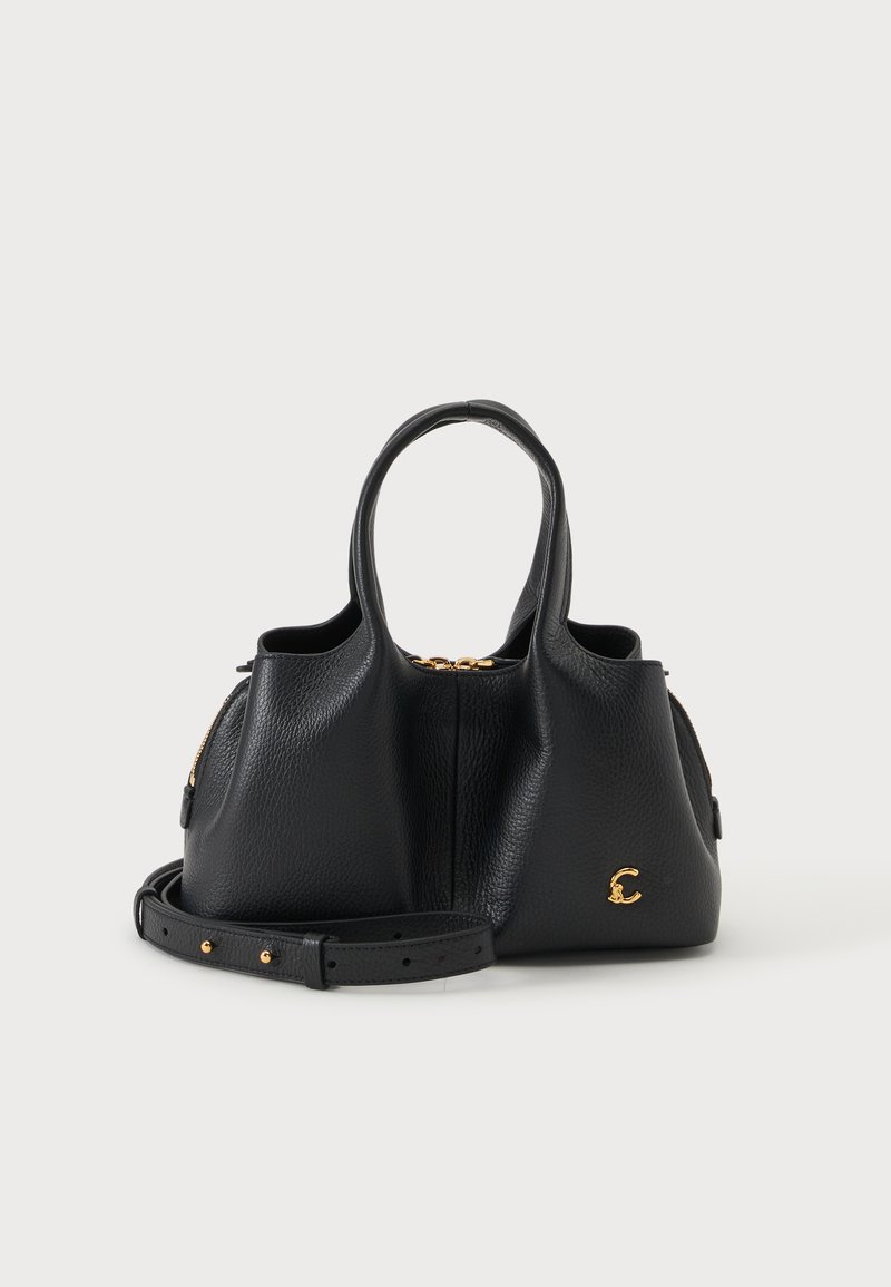 Sac à main en cuir noir texturé avec deux anses, une bandoulière amovible, une fermeture éclair dorée et un petit logo décoratif doré sur le bas droit à l'avant.