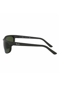 Occhiali da sole in plastica nera con lenti verde. Presentano un design avvolgente e una texture liscia, con il logo Ray-Ban sulla astina.