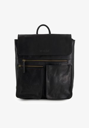 Černý kožený batoh se dvěma předními zipovými kapsami, víkem na vrchu a madlem pro nošení nad víkem.