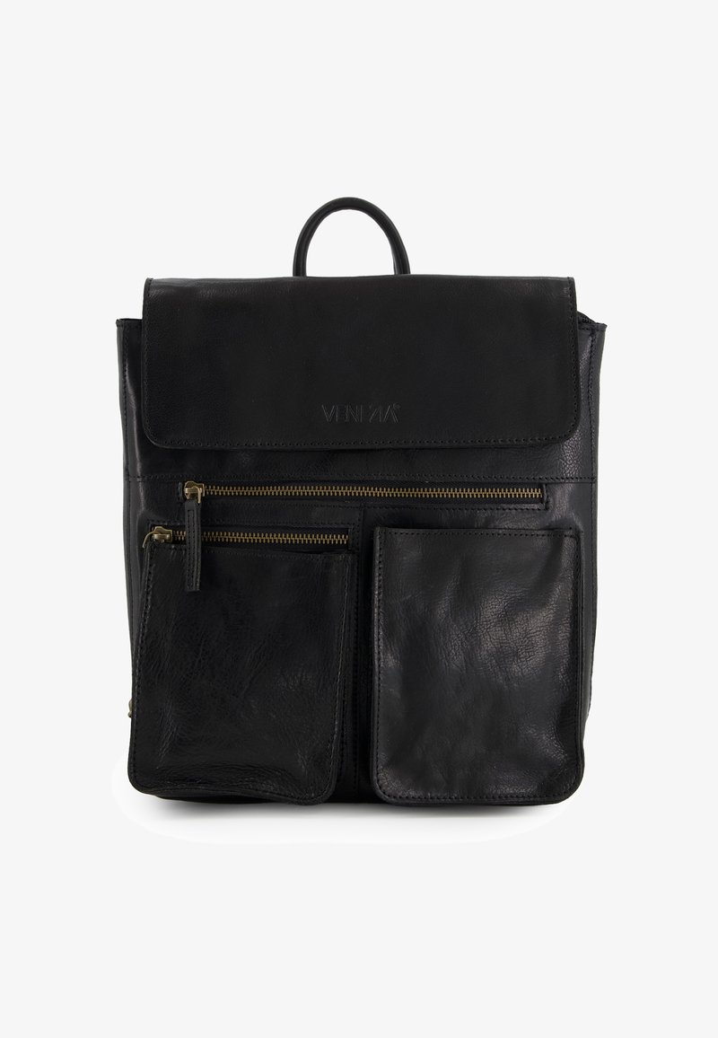 Schwarzer Leder-Rucksack mit zwei vorderen Reißverschlussfächern, Klappenverschluss oben und einem Tragegriff über der Klappe.