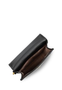 Portafoglio in pelle nera con una texture liscia, vista aperta che mostra un interno marrone morbido, dettagli in oro e una forma rettangolare elegante.