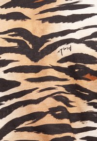 Μπεζ ύφασμα με μοτίβο μαύρων και σκούρων καφέ ραβδώσεων τίγρης και μικρό χειρόγραφο κείμενο "Paule" σε μία ραβδωτή γραμμή.