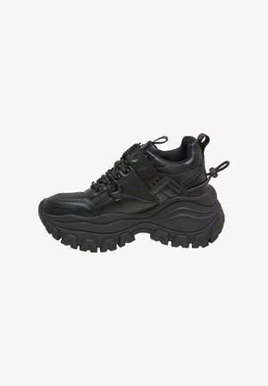 Czarne sneakersy z teksturowaną cholewką, wyściełanym kołnierzem, grubą podeszwą i wyraźnym bieżnikiem. Posiadają sznurowadła i pasek z przodu.