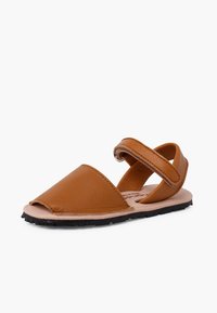 Sandal in pelle marrone con design aperto, cinturino regolabile, insole beige e suola in gomma nera; stile semplice e funzionale.