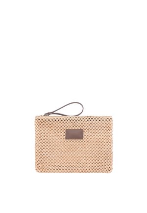 Borsa clutch rettangolare beige in tessuto intrecciato con cinturino per polso in pelle marrone e una piccola toppa in pelle marrone sul davanti.