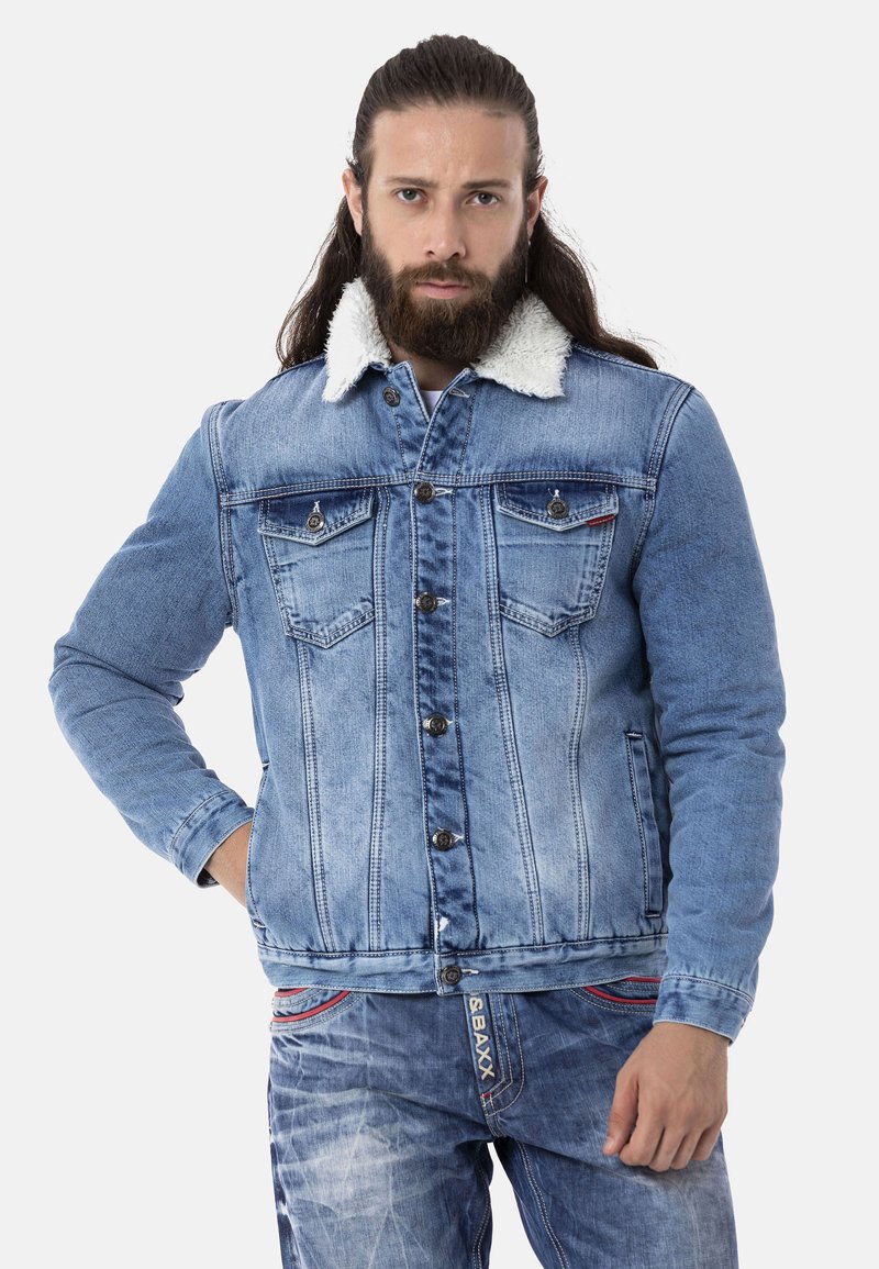 Jeansjacke mit einer hellblauen Waschung, Sherpa-Kragen, Knopfleiste und zwei Brusttaschen. Strukturiertes Material mit einer figurbetonten Passform.