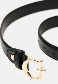 Zwarte leren riem met een gouden metalen gesp waarop een gestileerde 'G' logo staat. De riem heeft meerdere geperforeerde gaatjes voor maataanpassingen.