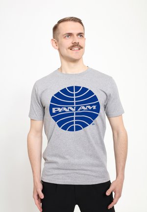 Graues Baumwoll-T-Shirt mit einem großen blauen und weißen Pan Am-Logo. Das Shirt hat einen runden Halsausschnitt und kurze Ärmel, mit einer glatten Textur.