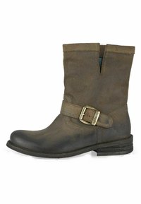 Bota de tobillo de cuero marrón con punta curvada, acento de hebilla y diseño recortado en la parte superior. Acabado texturizado con un tacón bajo apilado.