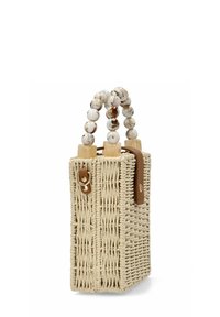 Bolso tejido beige de forma rectangular, con acentos de cuero marrón y un asa de cuentas en tonos crema y marrón.