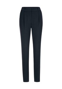 Zwarte op maat gemaakte slim-fit broek met riemlussen en geplooide voorkant, weergegeven op een witte achtergrond.