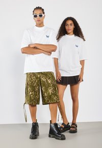 YOURTURN by Zalando - UNISEX 2 PACK - Basic T-shirt - black/white Thumbnail Image 1