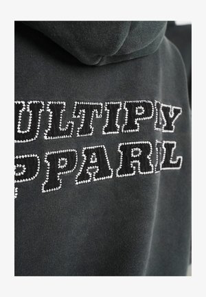 Zwarte hoodie met "MULTIPLY APPAREL" geborduurd in contrasterend witte draad. Zachte stof met een gladde textuur en een verstelbare capuchon.