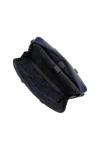 Attaché en cuir bleu marine avec une ouverture zippée, un intérieur spacieux en tissu noir et des poches de rangement intérieures, présentant un design rectangular élégant.