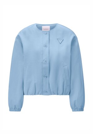 Veste boutonnée bleu clair avec col rond, poignets et ourlet élastiques, deux poches avant et une petite écusson triangulaire sur la poitrine.