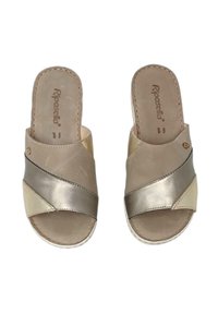 Sandali beige e oro metallizzato con design a fasce incrociate, tomaia in pelle e superficie liscia. Leggeri, con suola piatta.