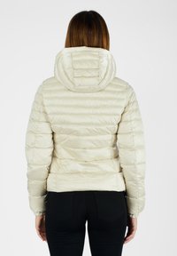 Giacca a vento leggera beige chiaro con cappuccio, caratterizzata da una texture trapuntata, polsini elasticizzati e un design aderente. La vista posteriore mostra una finitura liscia.
