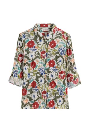 Overhemd met knopen en bloemenprint in rood, wit, blauw en oranje op een groen-witte achtergrond, driekwart mouwen opgerold.