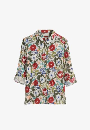 Overhemd met knopen en bloemenprint in rood, wit, blauw en oranje op een groen-witte achtergrond, driekwart mouwen opgerold.