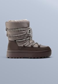 Sivi zimski čizm s podstavom, teksturiranim gumiranim đonom, elastičnom vezicom i sintetičkim gornjim dijelom. Ima visinu do polovice lista i debeli đon.