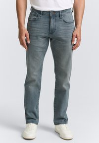Lichtblauwe denim jeans met een rechte snit, vijf zakken, subtiele vervagingen en een standaard tailleband. Draag ze met witte sneakers.