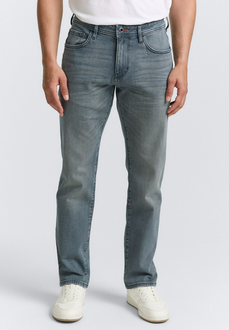 Lichtblauwe denim jeans met een rechte snit, vijf zakken, subtiele vervagingen en een standaard tailleband. Draag ze met witte sneakers.