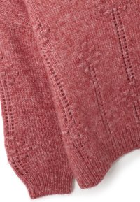 Maglione a maglia color rosso rosa con un motivo testurizzato, dotato di polsini a coste e motivi floreali. Materiale morbido in misto lana.