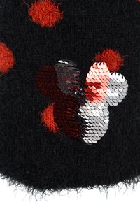 Tessuto nero a maglia con grandi pompon rossi, caratterizzato da un design a cuore in paillettes rosse e argento. Aspetto testurizzato e morbido.