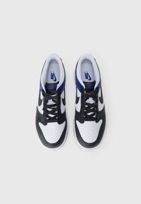 Sneakers Nike w kolorze czarnym, białym i niebieskim. Posiadają perforowaną część palcową, czarne sznurówki oraz wyściełany kołnierz dla większego komfortu.