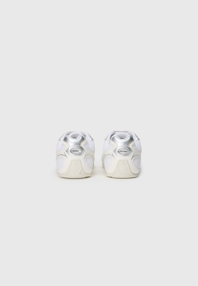 Adidași albi cu panouri din plasă, design rotunjit și accente metalice; prezintă indicatori ridicați "L" și "R" pe tălpi.