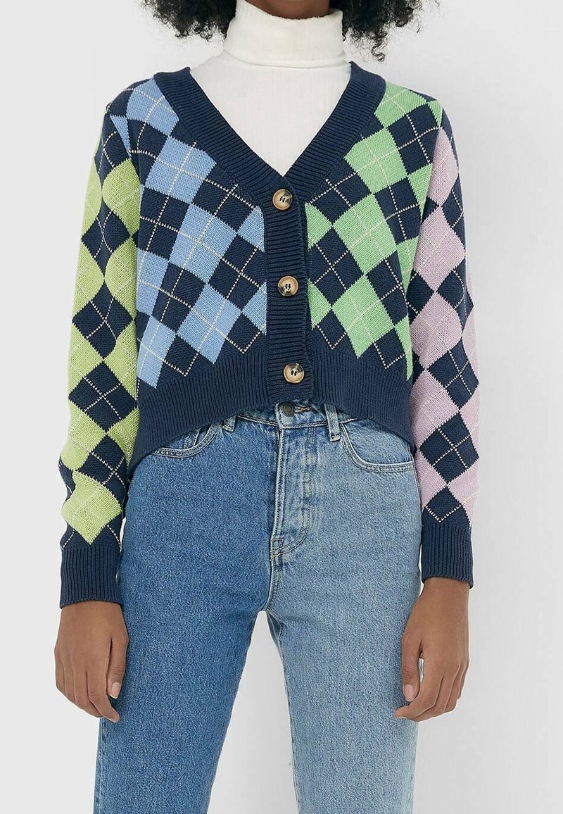 Námořnický argyle cardigan s lehce modrými, zelenými a růžovými diamantovými vzory, dřevěnými knoflíky a žebrovanými manžetami a lemem.