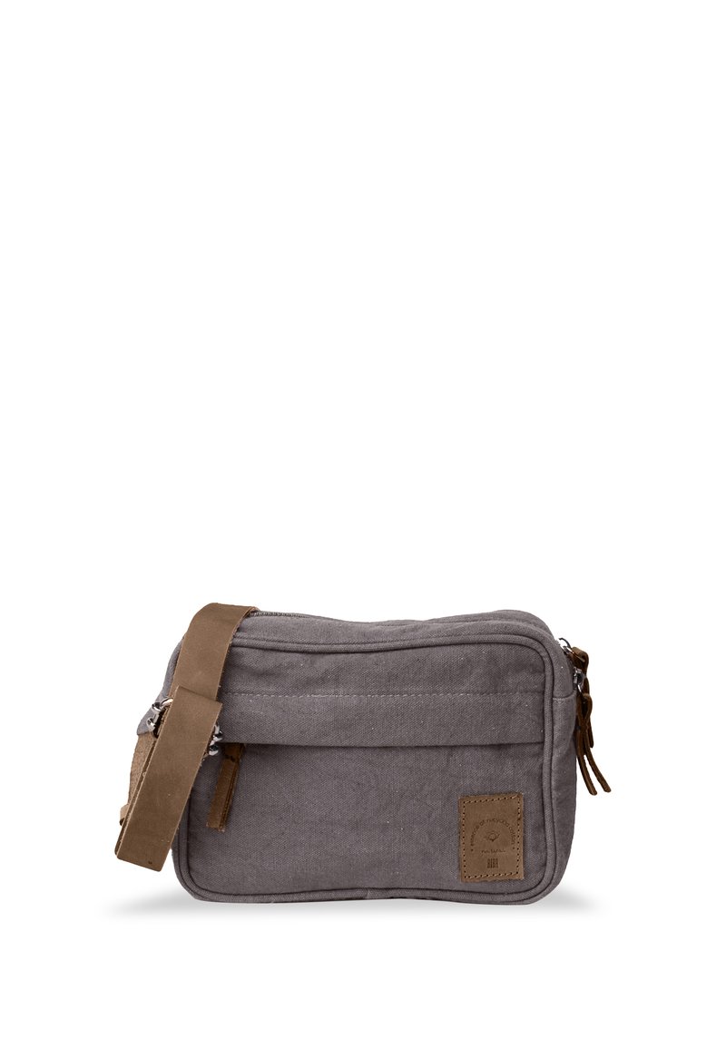 Sac bandoulière en toile grise avec un accent en cuir et une sangle, doté d'une fermeture zippée et d'une poche avant. Forme rectangulaire compacte.