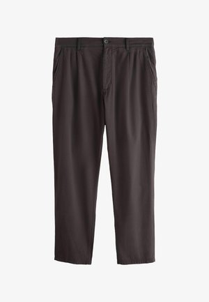 Dunkelbraune Hose mit geradem Bein, Seitentaschen, Gürtelschlaufen, Knopfverschluss und sichtbaren Frontnähten.