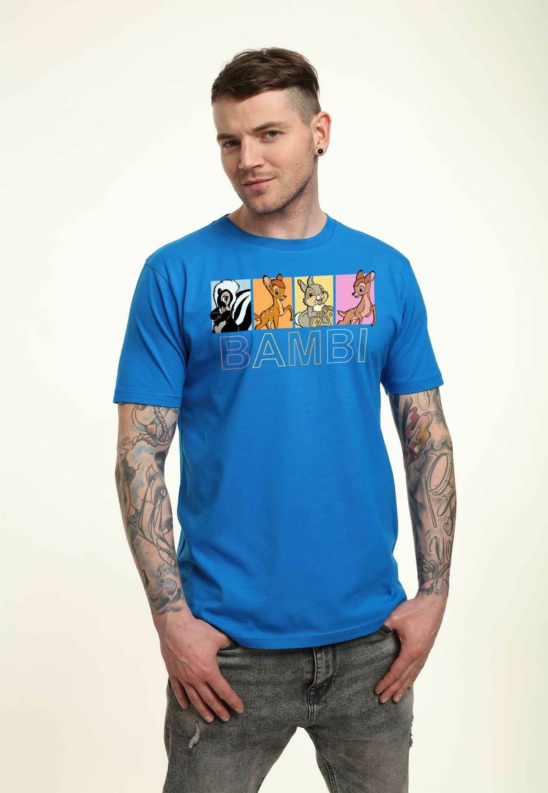 Camiseta de algodón azul con personajes de dibujos animados de Bambi en el pecho. El diseño incluye cuadrados coloridos y el texto en negrita "BAMBI."