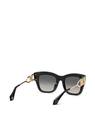 Lunettes de soleil carrées noires avec verres dégradés foncés et branches décoratives dorées avec des détails de design complexes.